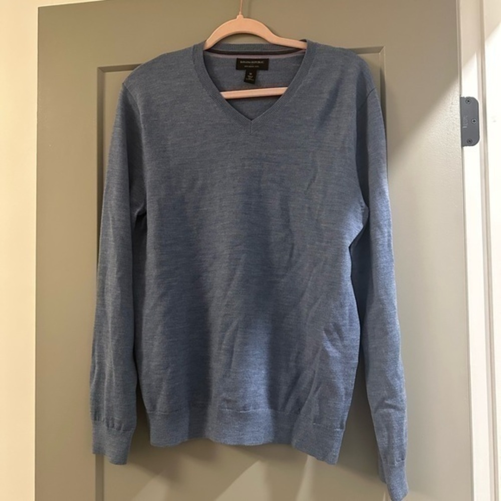 Banana Republic 100% Merino Wool Vneck Men Sweater Medium
Condition 9/10 no flaw